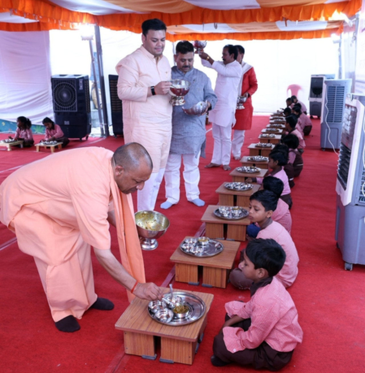 શિક્ષણ માટે યોગીનું અનોખું પહેલ: બાળકોને મિડ-ડે મીલ અને ભેટો