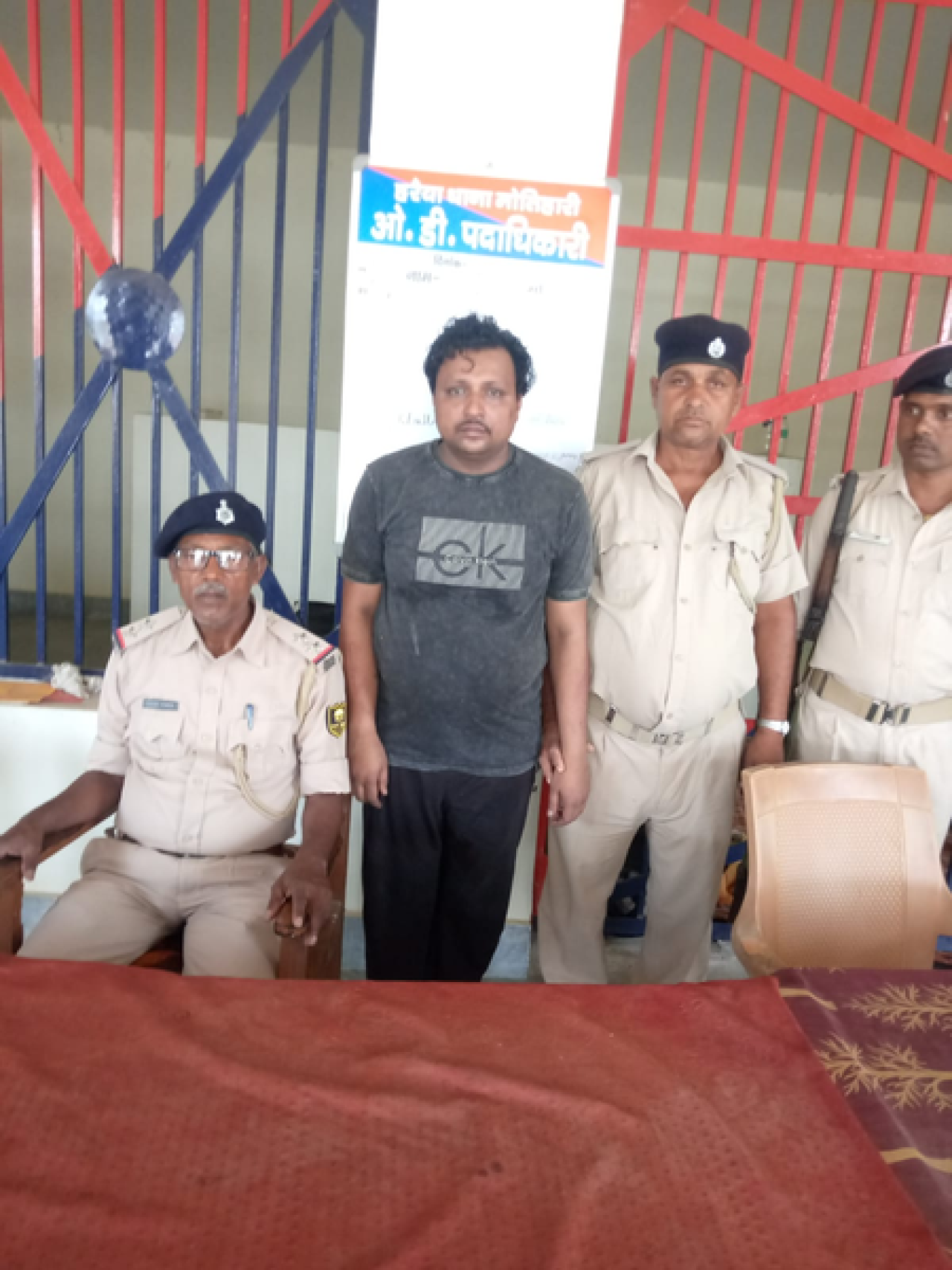 બિહાર: મોટેહારીમાં જાળી નોટોના વેપારીની ધરપકડ, પૂછપરછ માટે રિમાન્ડ પર લેવામાં આવશે બિહાર: મોટેહારીમાં જાળી નોટોના વેપારીની ધરપકડ, પૂછપરછ માટે રિમાન્ડ પર લેવામાં આવશે