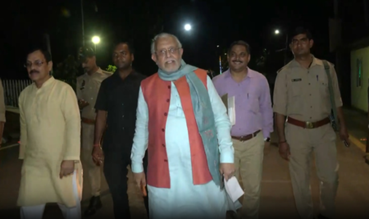 લખનૌમાં નાણાં મંત્રીનું પગપાળા આવાસ પર પહોંચવું, ઇંધણ બચાવવાનો સંદેશ