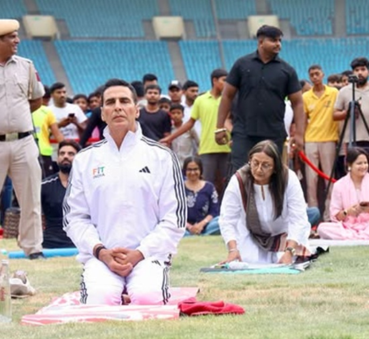 આંતરરાષ્ટ્રીય યોગ દિવસ: અક્ષય કુમાર અને મંત્રીએ મળીને કર્યો યોગ