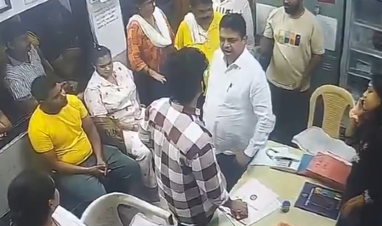 મહારાષ્ટ્રમાં ડોક્ટરોની સંસ્થા દ્વારા શિવસેના કોર્પોરેટરની ધરપકડનું સ્વાગત, બ્લેક રિબન વિરોધ ચાલુ રહેશે મહારાષ્ટ્રમાં ડોક્ટરોની સંસ્થા દ્વારા શિવસેના કોર્પોરેટરની ધરપકડનું સ્વાગત, બ્લેક રિબન વિરોધ ચાલુ રહેશે
