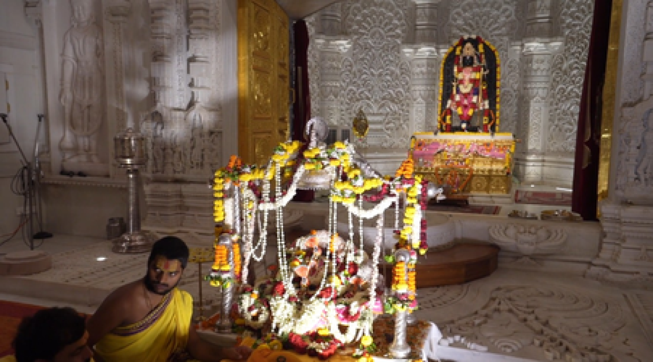 અયોધ્યામાં રામ લલા ની ઝૂલા પરની તસવીરોનો ઉજાસ