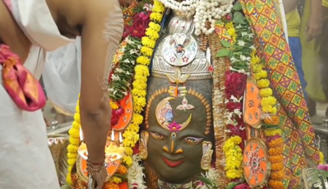 ભંગથી શૃંગાર અને ચંદ્રમાને ધारण કરેલા બાબા મહાકાલ, ભસ્મ આરતીમાં મોટી સંખ્યામાં ભક્તો સામેલ