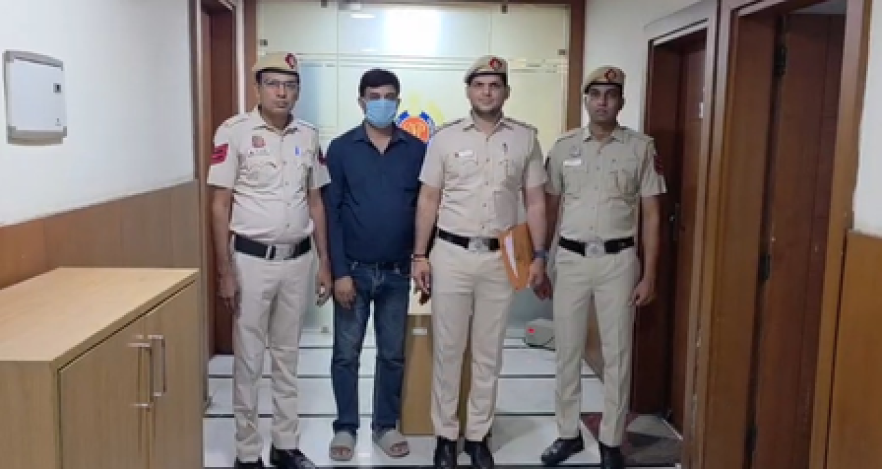 દિલ્હી પોલીસે રેડીમેડ કપડાંની સપ્લાયના નામે ઠગાઈ કરનારને ઝડપી લીધો દિલ્હી પોલીસે રેડીમેડ કપડાંની સપ્લાયના નામે ઠગાઈ કરનારને ઝડપી લીધો