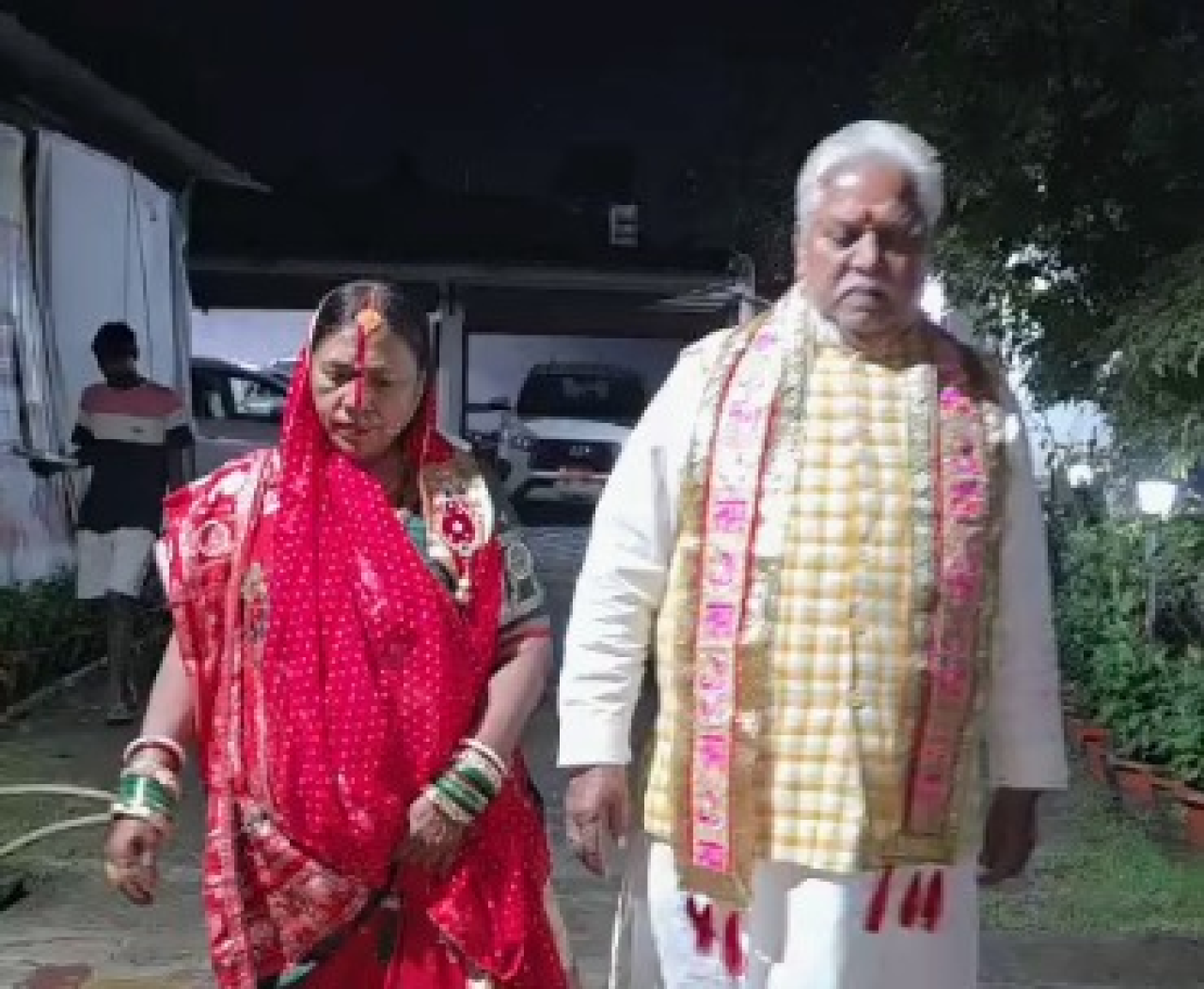 દેશભરમાં નેતાઓએ મનાવ્યો કરવા ચોથનો તહેવાર, ચાંદના દર્શન પછી ખોલ્યા વ્રત